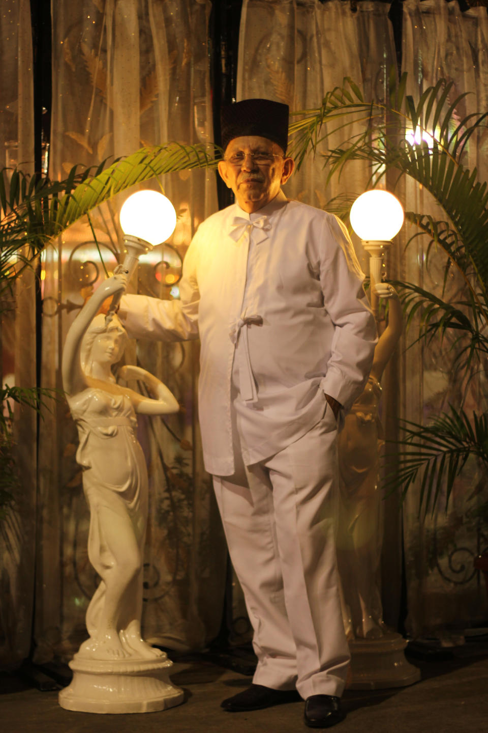 A Parsi gentleman sports a traditional ensemble with dagli and feto. Worn mostly during weddings and navjotes (initiation ceremony), a dagli is a white jacket held together with bows, worn over a white shirt and white trousers. It’s usually accompanied by a feto, which is a type of hard-hat.