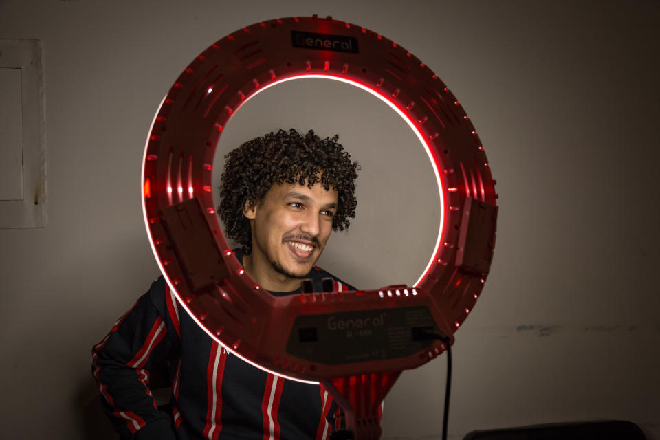 Ahmed Sayed, fotógrafo y estudiante de Ingeniería, posa para las fotografías de las redes sociales del salón después de recibir un tratamiento capilar en G Curls en El Cairo, Egipto, el 2 de febrero de 2021. (Sima Diab/The New York Times)