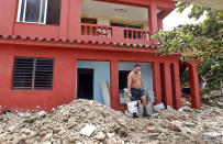 <p>Un hombre saca escombros de su casa hoy, domingo 10 de septiembre del 2017, luego del paso del huracán Irma por La Habana, (Cuba). Los cayos de la costa norte de Cuba, que fueron la zona de la isla por la que el ojo del huracán Irma pasó más cerca, sufrieron graves daños materiales, en especial la infraestructura hotelera y el “pedraplén”, la carretera que une estos islotes con tierra firme, informaron hoy medios locales. EFE/Ernesto Mastrascusa </p>