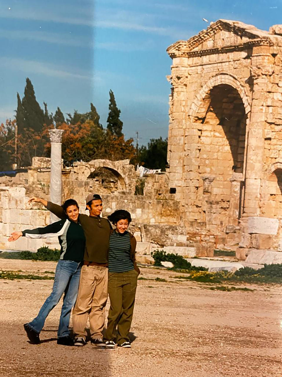 Maria Abi-Habib, a la derecha, con sus hermanos mayores en una visita familiar a las ruinas de Baalbek en la década de 1990, una vez finalizada la guerra. (Maria Abi-Habib vía The New York Times)
