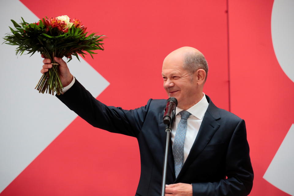 Hier zu sehen: Ein Wahlsieger in Ekstase. Olaf Scholz gönnt sich nach dem Ergebnis einen ungewohnten Gefühlsausbruch auf der SPD-Bühne