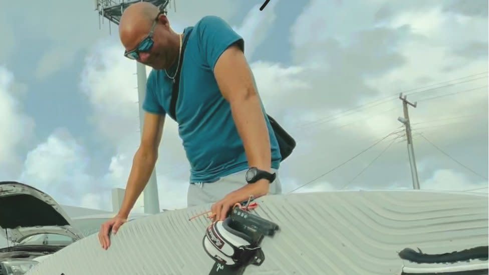 Elián López con su tabla de windsurf