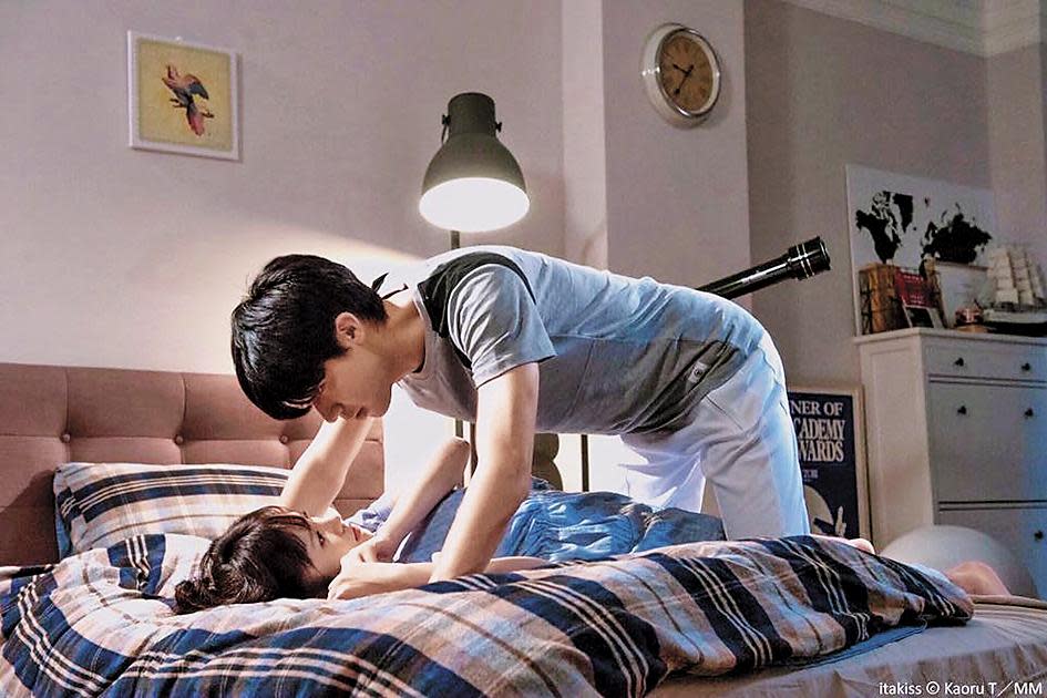 李玉璽（右）和吳心緹在《惡作劇之吻》中有「床咚」戲碼。（東森超視提供）