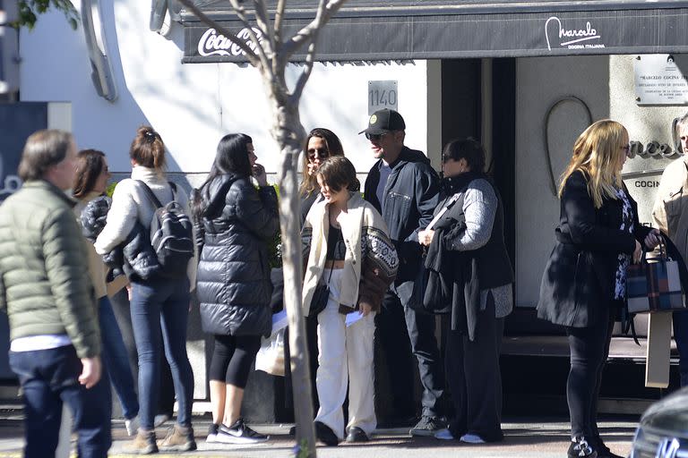 El actor y su familia, a la salida del restó