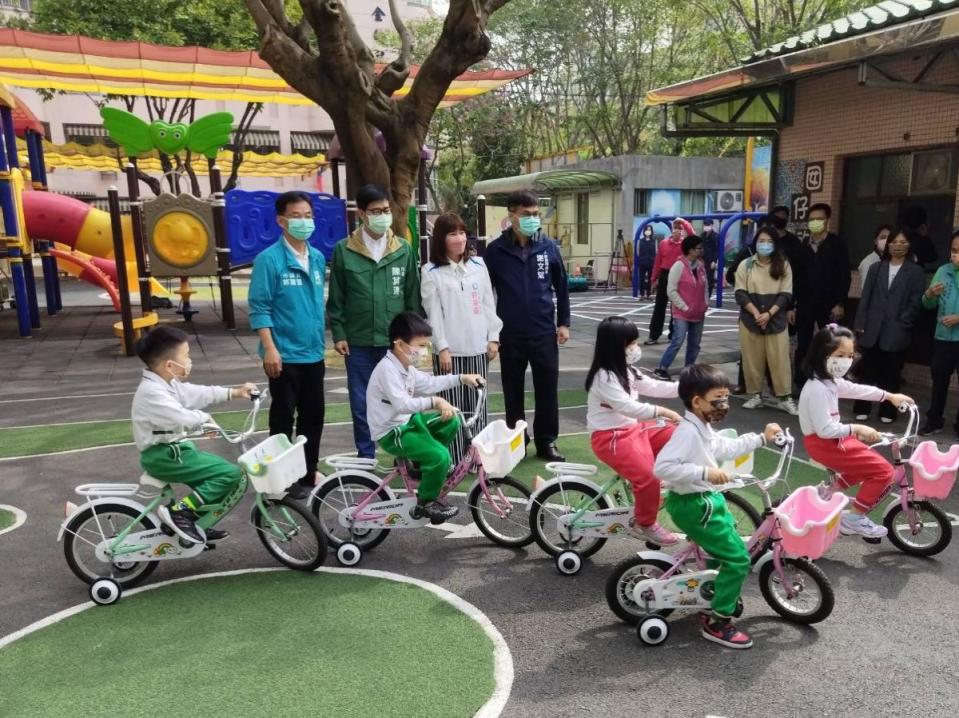 高雄市公立幼兒園7月起延長照顧到18時，解決上班族家長托育困擾。（圖：林憲源攝）