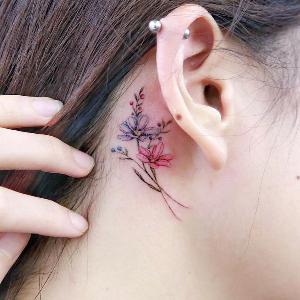 Algunos usuarios, en lugar de tatuarse la oreja, lo han hecho casi en el cuello y estos diseños también se consideran un 'ear tattoo'. (Foto: Instagram / <a href="https://www.instagram.com/p/BxP9RByhJb6/" rel="nofollow noopener" target="_blank" data-ylk="slk:@mini_tattooer;elm:context_link;itc:0;sec:content-canvas" class="link ">@mini_tattooer</a>).