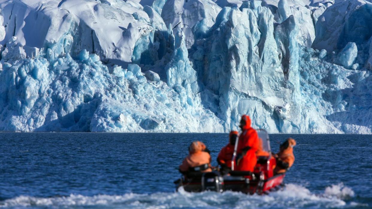 Wissenschaftler des deutschen Alfred-Wegener-Instituts in der Nähe der Forschungsstation Kings Bay auf Spitzbergen. Foto: Jens Büttner/Archiv