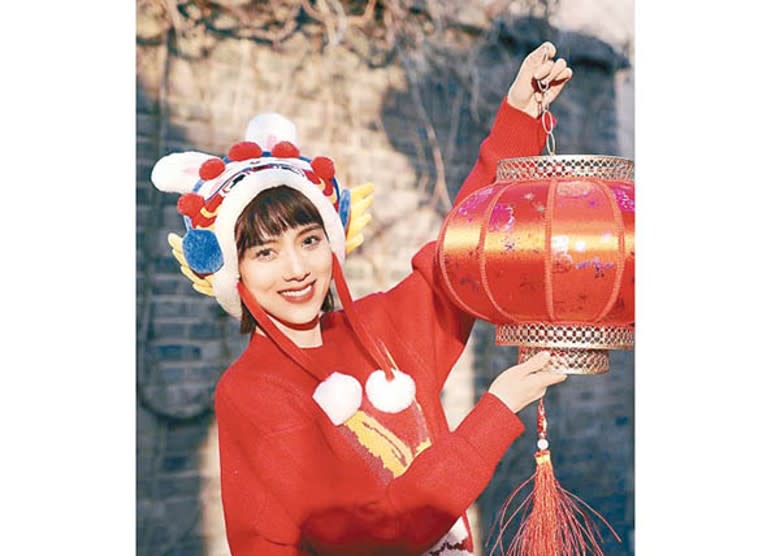 李曉峰身在內地，拿起紅燈籠送上新年祝福。