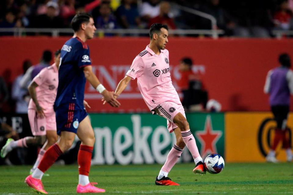 El mediocampista del Inter Miami Sergio Busquets (der.) pasa la pelota en el partido de la MLS ante el Chicago Fire, celebrado el 4 de octubre de 2023 en Chicago.