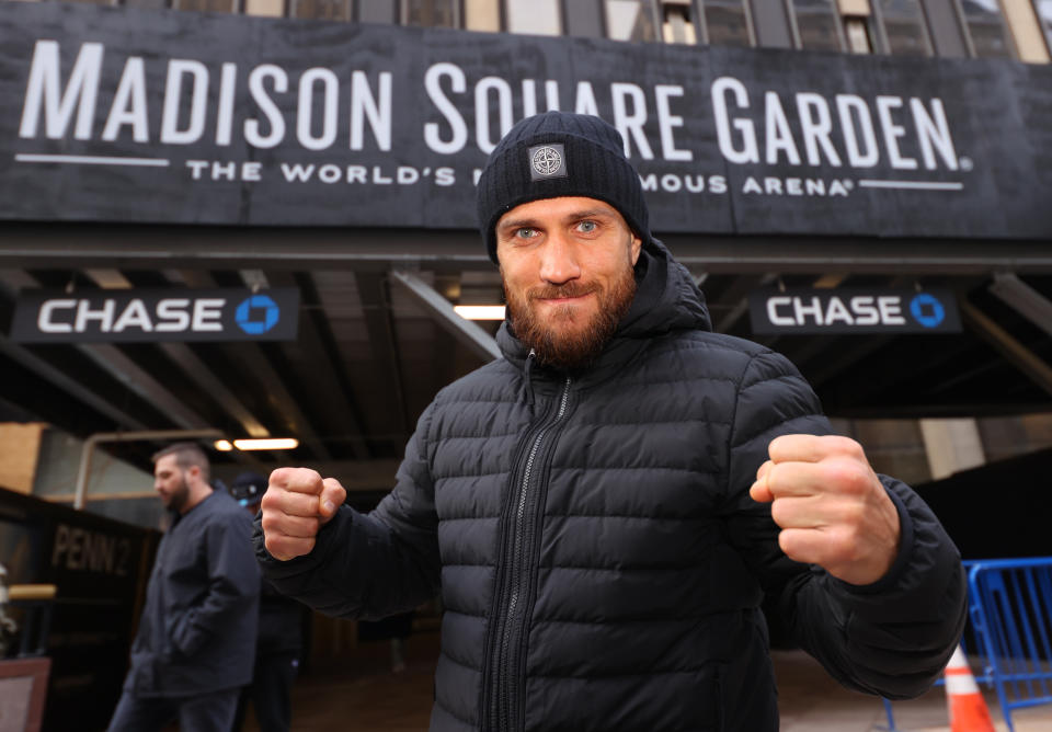 NUEVA YORK, NUEVA YORK - 09 DE DICIEMBRE: Vasiliy Lomachenko posa después de la conferencia de prensa con Richard Commey antes de su pelea por el campeonato intercontinental de peso ligero de la OMB en Chase Square en el Madison Square Garden el 09 de diciembre de 2021 en Nueva York, Nueva York.  (Foto de Mikey Williams/Top Rank Inc vía Getty Images)