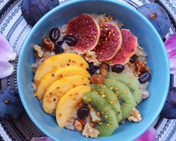 <p>Cette internaute française a posté cette photo de porridge aux figues, raisins secs et sirop d’érable.<br>La recette est accompagnée de pêches, de kiwis, de pépites de chocolat noir, d’amandes, de baies de Mulberry et de pollen.<br>Crédit photo : Instagram @une_vie_a_vroquer </p>