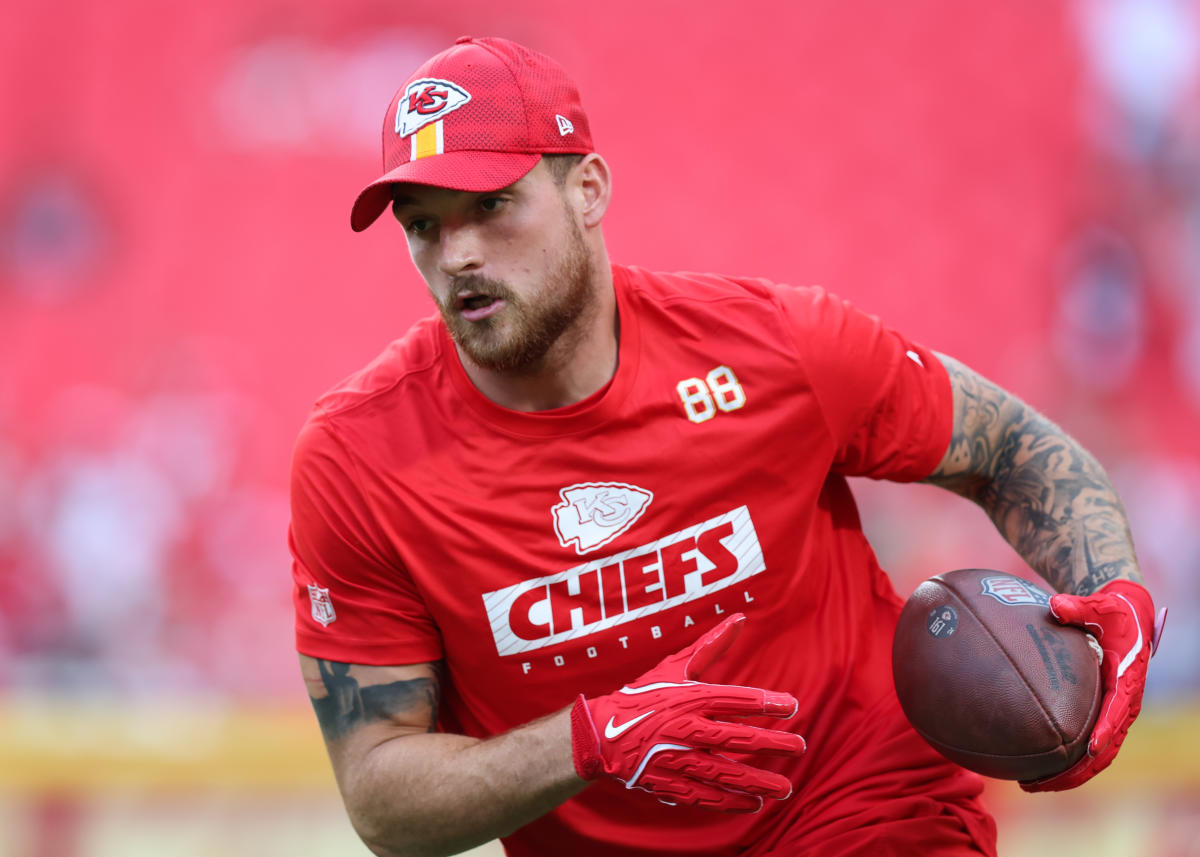 NFL fines Chiefs, TE Peyton Hendershot for Week 1 sideline shove of Ravens' Roquan Smith - Yahoo Sports