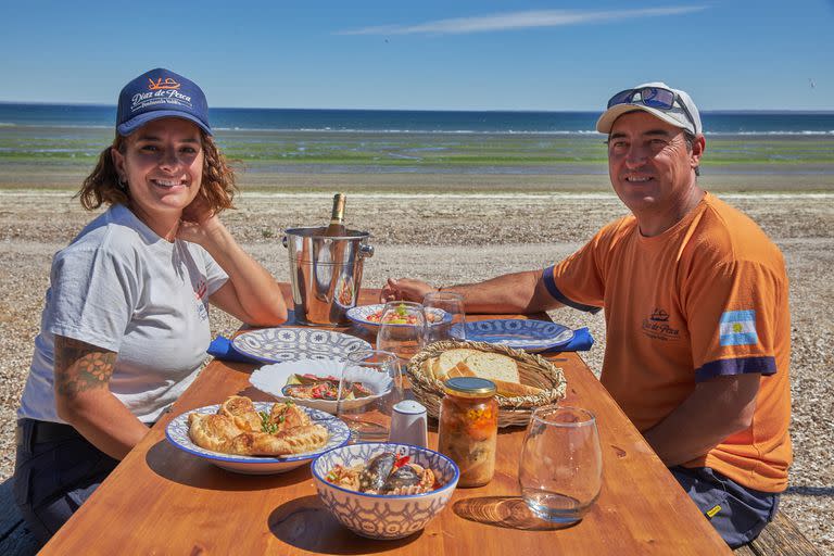 En el Golfo San José de la península Valdés, sobre la playa Larralde, Antonella Diaz y Beto Alcantara ofrecen una degustación de frutos del mar.