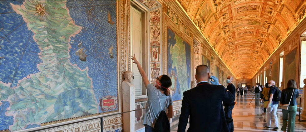 La galerie Chiaramonti des musées pontificaux abrite environ mille sculptures et statues romaines.  - Credit:ANDREAS SOLARO / AFP