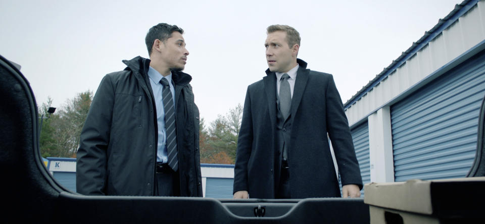 Anthony Ramos, izquierda, y Jai Courtney en una escena de "Honest Thief" en una imagen proporcionada por Open Road Films. (Open Road Films via AP)