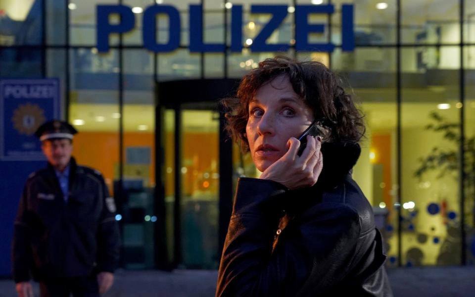 Sie sei länger Kommissarin gewesen als ihre Ehe gehalten habe, sagte Meret Becker über ihren Ausstieg beim Berliner "Tatort". Und ihre Figur, Nina Rubin, musste den Fernsehtod erleiden: Im "Tatort: Das Mädchen, das allein nach Haus' geht" stirbt ihre Kommissatin im Kugelhagel. Nicht der erste spektakuläre und tödliche Abgang eines Ermittelnden im "Tatort" ... (Bild: rbb / ARD / Hans Joachim Pfeiffer)