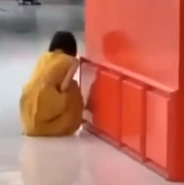 女子接到電話後蹲在地上大哭。（圖／翻攝自微博）