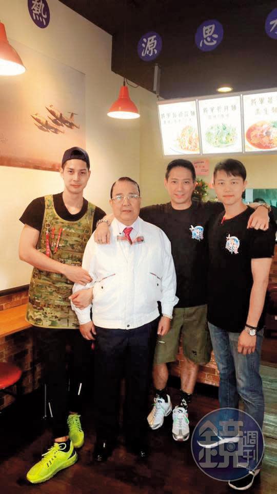 李信恩（右二）因父親李天羽（左二）退休，特別為父親開麵店，讓他有精神寄託。（翻攝自李信恩臉書）