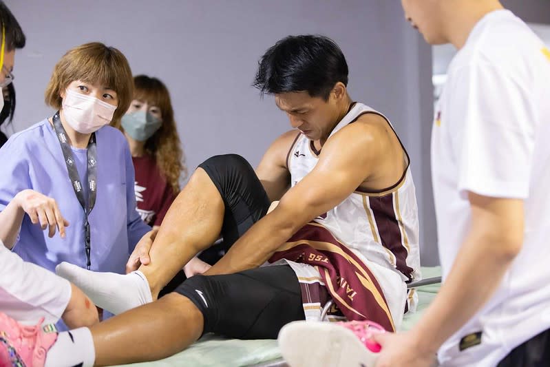蔡耀勛初步診斷右腳阿基里斯腱斷裂。（台鋼獵鷹提供）