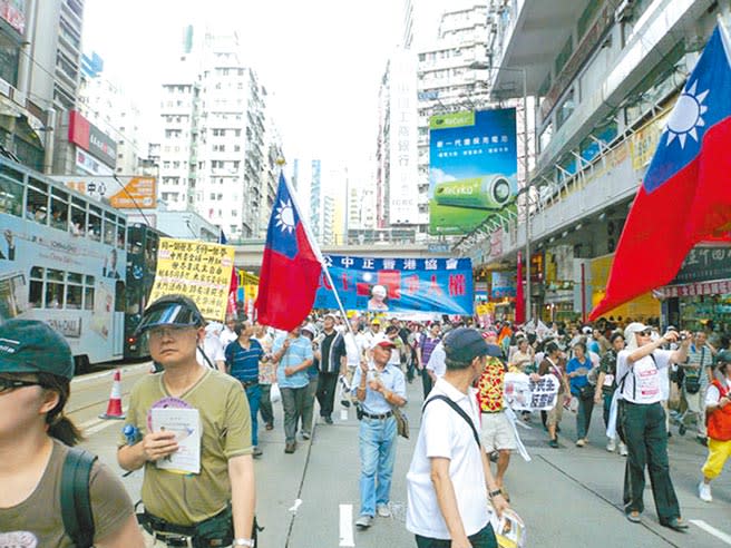 香港以往幾乎逢遊行都出現的中華民國國旗，圖為2008年七一遊行人群，當中更出現三民主義統一中國的標語。（鄭漢良攝）