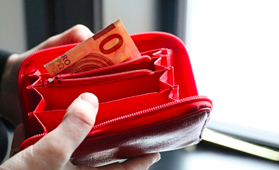 紅色錢包不適合招財。（圖／取自pixabay）