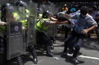 <p>Manifestantes opositores se enfrentan a integrantes de la Policía Nacional Bolivariana (PNB) durante una manifestación hoy, martes 4 de abril de 2017, que intentaba marchar hacia el Parlamento en apoyo a la destitución de los magistrados del Supremo, en Caracas (Venezuela). La Guardia Nacional Bolivariana de Venezuela (GNB, policía militar) disolvió hoy con gases lacrimógenos y perdigones de goma una manifestación de decenas de opositores que intentaban marchar hacia el Parlamento en apoyo a la destitución de los magistrados del Supremo, según constató Efe. EFE/CRISTIAN HERNÁNDEZ </p>