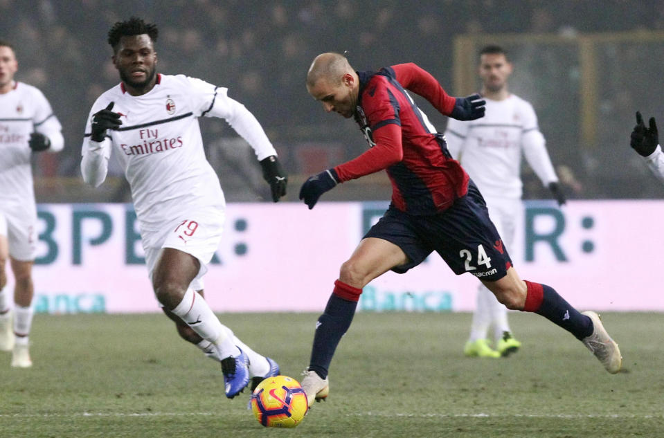 Bolognas Rodrigo Palacio, right, and Milan's Frank Kessie during the Italian Serie A soccer match between Bologna and Milan at "Dall'Ara" stadium in Bologna, Italy, Tuesday, Dec. 18, 2018. (Giorgio Benvenuti/ANSA via AP)