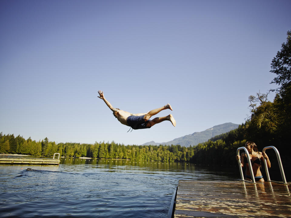 Rein ins kühle Nass: Diese Temperaturen schreien nach Badespaß – also gönne dir noch schnell die passenden Shorts für den nächsten Ausflug an den See. (Bild: Getty Images)