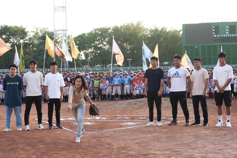 第一屆徐生明全國少棒賽球員，陪伴師母謝榮瑤進行開球儀式。大會提供