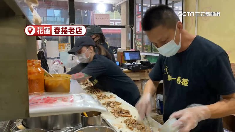 位在花蓮的春捲老店，醬料特別吸引民眾。