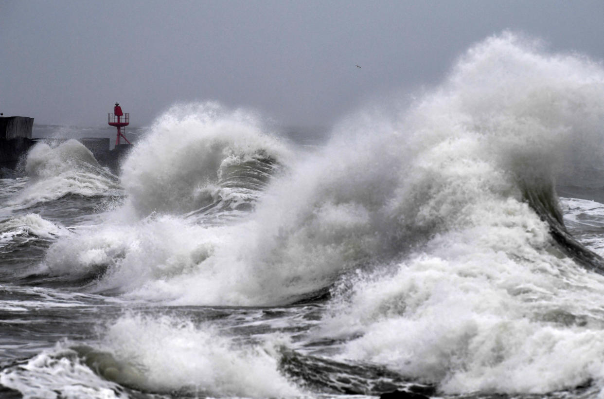 Quatre départements sont placés en alerte orange « vagues-submersion » ce mercredi 2 août par Météo France. Photo d’illustration prise en février 2022 à Plobannalec-Lesconil, dans l’ouest de la France. 