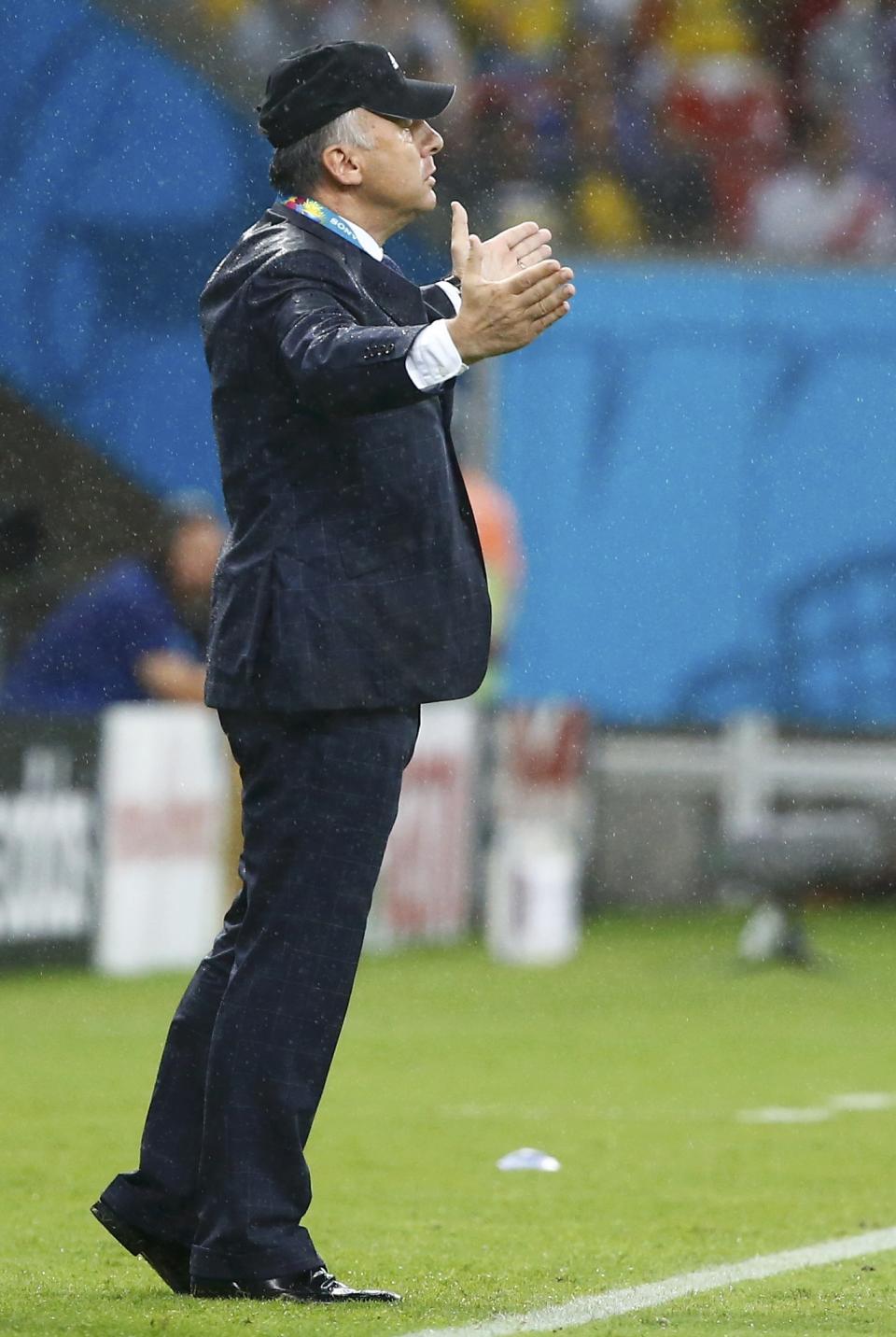 Japan's coach Alberto Zaccheroni gestures from the sidelines during the 2014 World Cup Group C soccer match between Ivory Coast and Japan at the Pernambuco arena in Recife June 14, 2014. REUTERS/Stefano Rellandini