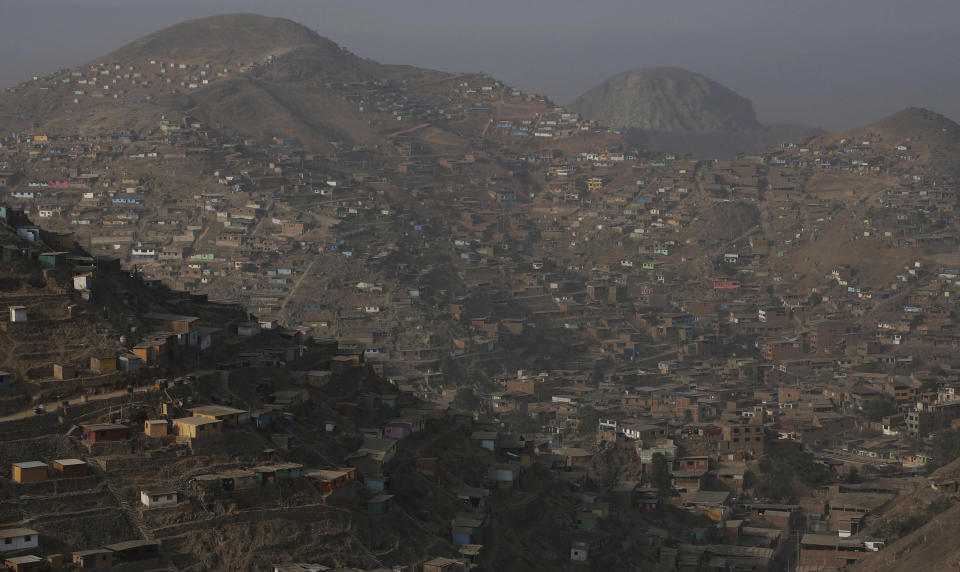 Casas cubren las colinas del barrio árido de Nueva Esperanza en Lima, Perú, el jueves 21 de marzo de 2019. (AP Foto/Martin Mejia)