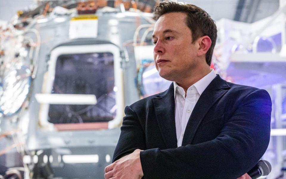 Elon Musk addresses members of the media during a press conference announcing new developments of the Crew Dragon reusable spacecraft - PHILIP PACHECO /AFP