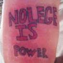 <p>Auf der Metaebene macht dieses Tattoo durchaus Sinn, allerdings muss daran gezweifelt werden, ob Tätowierer und Tätowierter sich dessen wirklich bewusst waren. „Knowledge is Power“ zu schreiben, wäre daher vielleicht besser gewesen. (Bild: Instagram) </p>