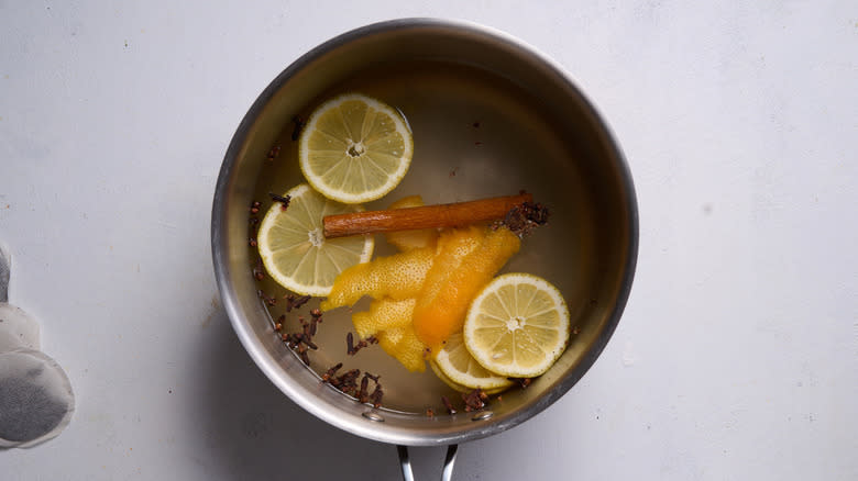 lemon slices and cinnamon in pot