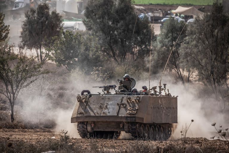 Un vehículo blindado de transporte de personal israelí circula en la frontera entre Gaza e Israel.
