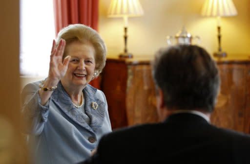 La exprimera ministra Margaret Thatcher saluda a un fotógrafo el 8 de junio de 2010 en Londres.