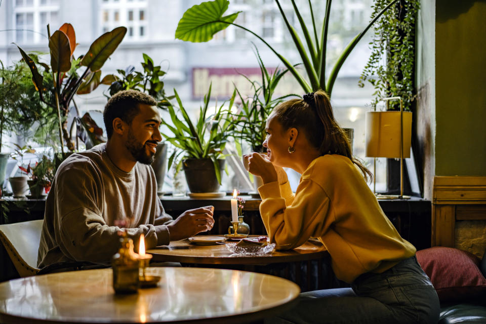 couple talking at a restaurant