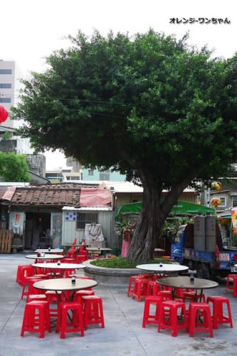 【台南漫步食記】松仔腳 海鮮 碳烤 熱炒 雙全紅茶 中正路 永福路│中西區：食尚玩家浩角翔起推薦 大榕樹下廟口夜間營業的大人氣海產宵夜攤～海膽蛋烤小捲與烤味噌肉招牌美味必點！還有順手來杯雙全紅茶配熱炒才對味！(目前全年無休只有雨天暫停營業)