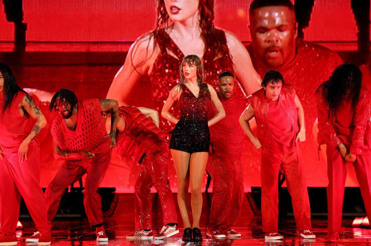 Taylor Swift Thanks Nashville Fans for Powering Through Rain Delays at