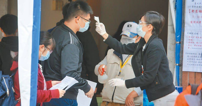 大學申請入學二階甄試今日起到6月5日舉行，由於學生確診人數增加，已有41系啟動防疫應變機制，取消面、改由學測及書審成績決定是否錄取。圖考生進入試場前，需量測體溫及消毒雙手。（本報資料照片）