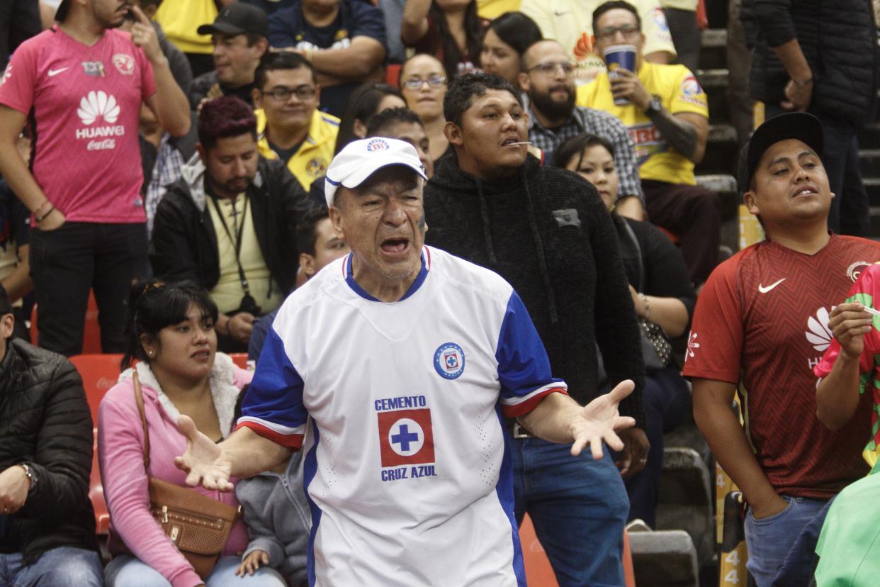 Aficionado del Cruz Azul en el Estadio Azteca. / Foto: Cuartoscuro