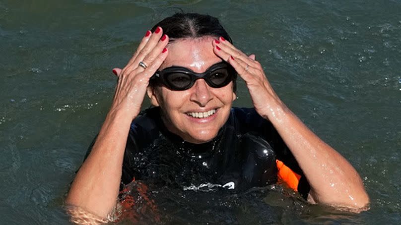 La alcaldesa de París, Anne Hidalgo, nada en el río Sena el miércoles 17 de julio de 2024 en París.