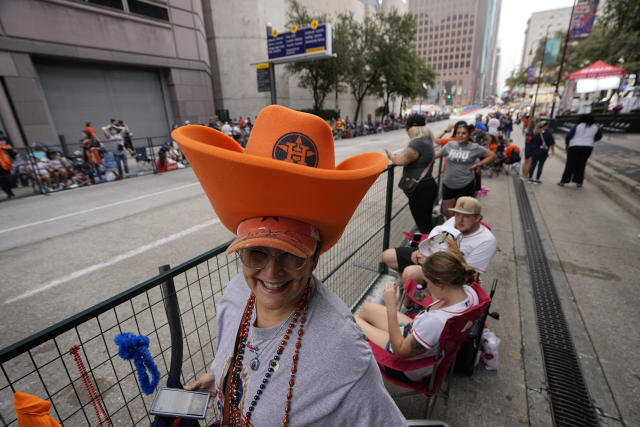 Houston Astros fans recreate viral 2017 hat stunt at parade