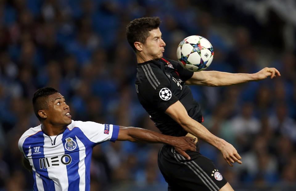 Bayern Munich's Robert Lewandowski (R) controls the ball beside Porto's Alex Sandro during their Champions League quarterfinal first leg soccer match at Dragao stadium in Porto April 15, 2015. REUTERS/Rafael Marchante