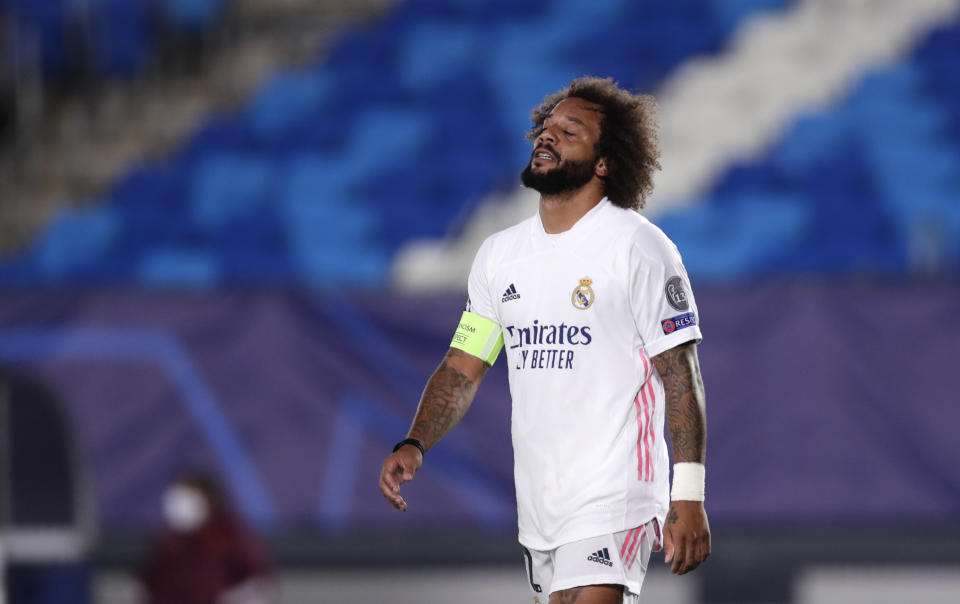 Marcelo del Real Madrid reacciona luego que Manor Solomon del Shakhtar Donestk anotó el tercer gol del club ucraniano en el partido por la Liga de Campeones, el miércoles 21 de octubre de 2020, en Madrid. (AP Foto/Manu Fernández)