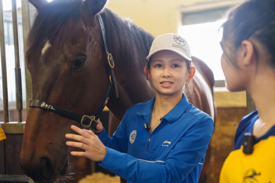 訓練馬房教練羅凱霖認為每匹馬的性格都不一樣，所以怎樣與馬匹相處是一個挑戰。