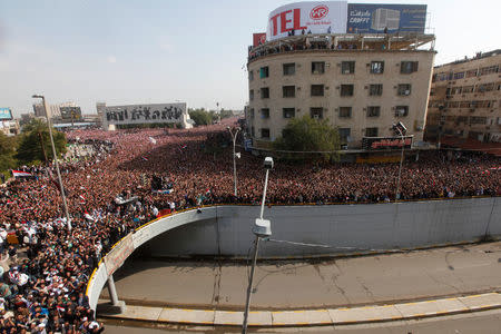 Supporters of Iraqi Shi'ite cleric Moqtada al-Sadr gather during a protest against corruption at Tahrir Square in Baghdad, Iraq March 24, 2017. REUTERS/Alaa Al-Marjani