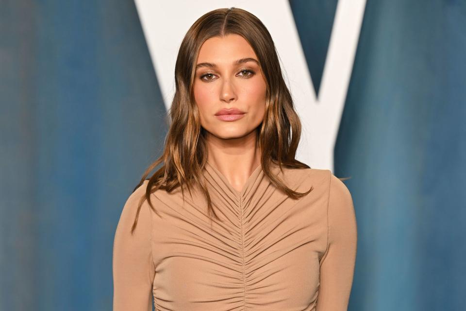 Hailey Bieber attends the 2022 Vanity Fair Oscar Party hosted by Radhika Jones at Wallis Annenberg Center for the Performing Arts on March 27, 2022 in Beverly Hills, California.